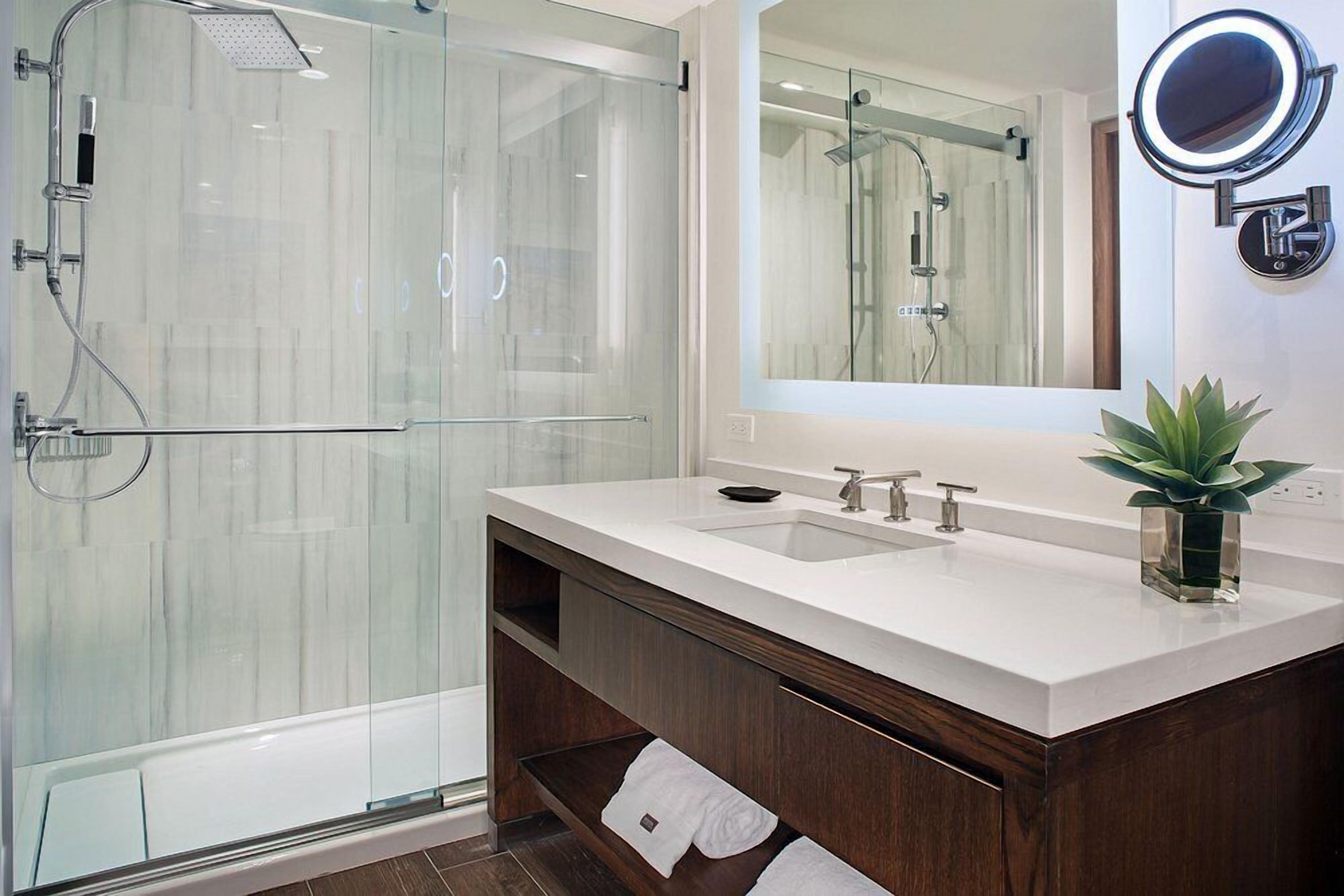 Studio Deluks, pemandangan laut sebagian | Kamar mandi | Bathtub dan shower terpisah dan perlengkapan mandi gratis