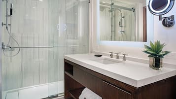 Studio Deluxe, quang cảnh một góc biển | Phòng tắm | Bồn tắm và buồng tắm vòi sen riêng, đồ dùng nhà tắm miễn phí