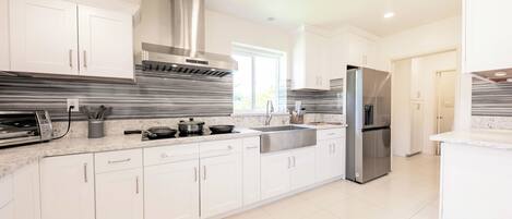 Fridge, microwave, stovetop, dishwasher