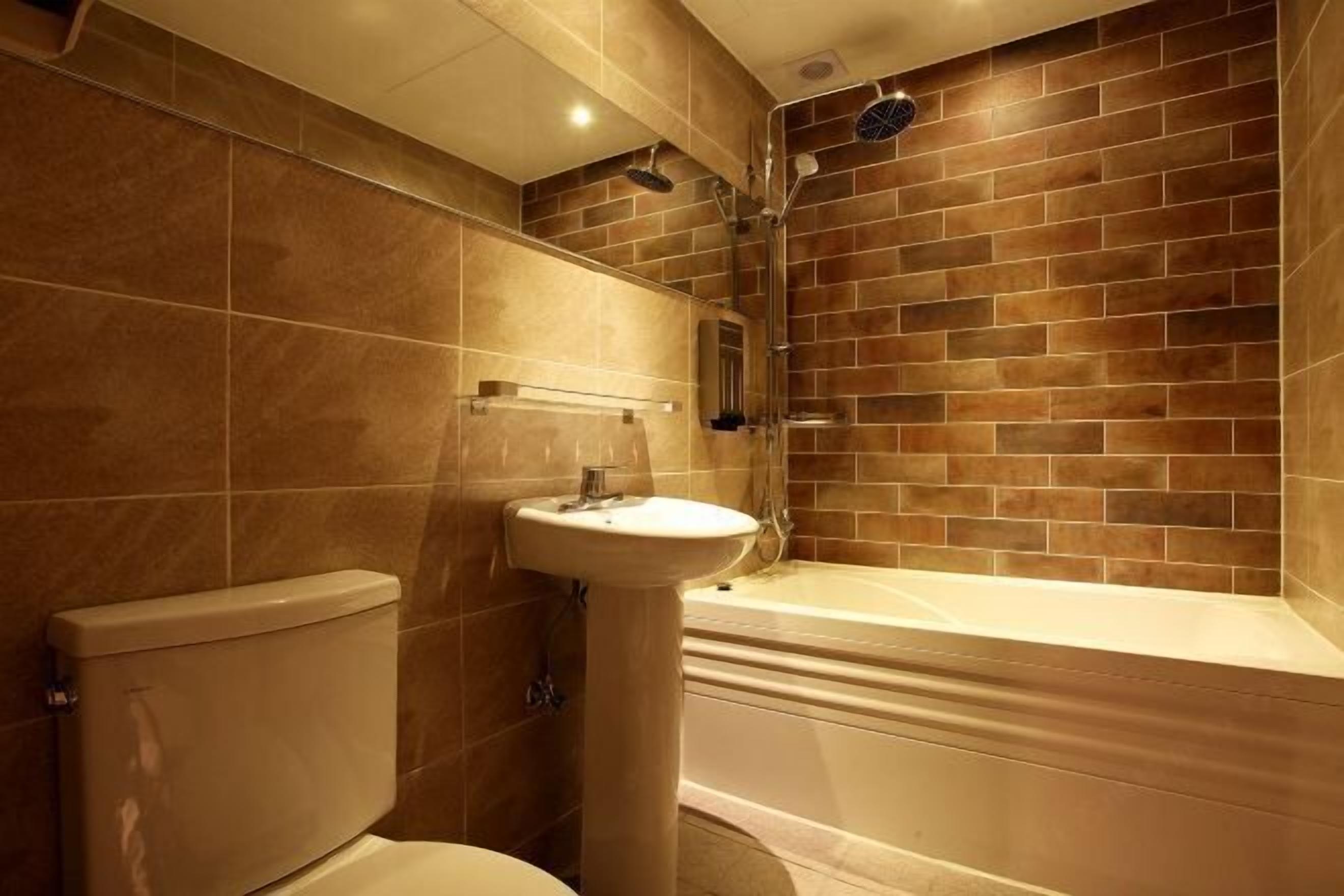 Un baño con inodoro, lavabo y bañera.