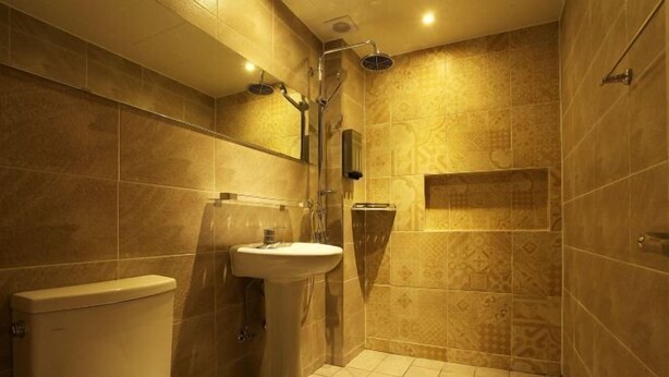Ein Badezimmer mit Toilette, Waschbecken und Dusche.
