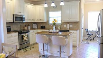 Køleskab, mikrobølgeovn, ovn, kogeplade