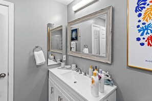 Hårtørrer, håndklæder, Sæbe, Toiletpapir