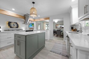 Mikrobølgeovn, ovn, kokeplater og oppvaskmaskin