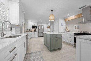 Mikrobølgeovn, ovn, kokeplater og oppvaskmaskin