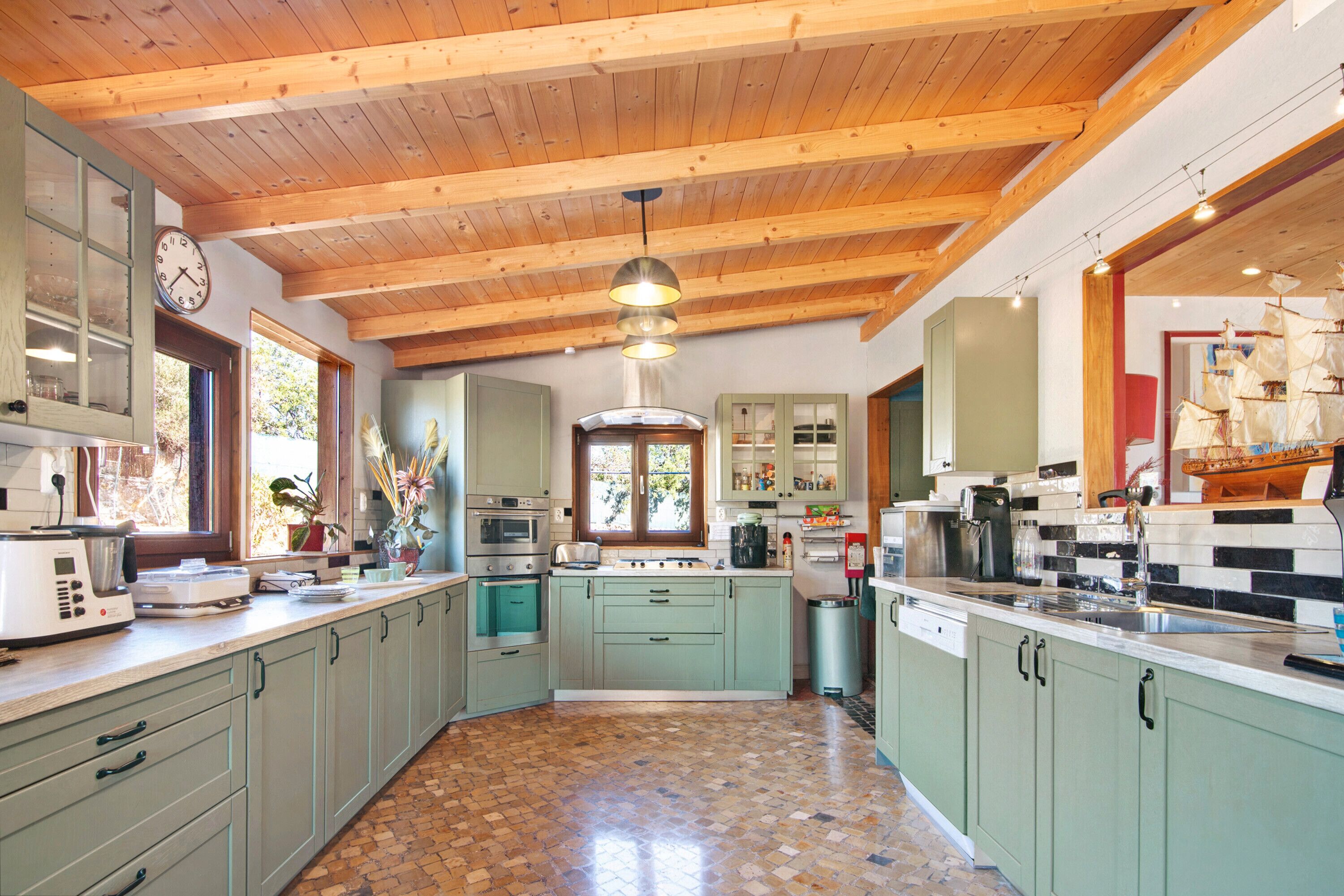 Frigorífico, microondas, horno y placa de cocina