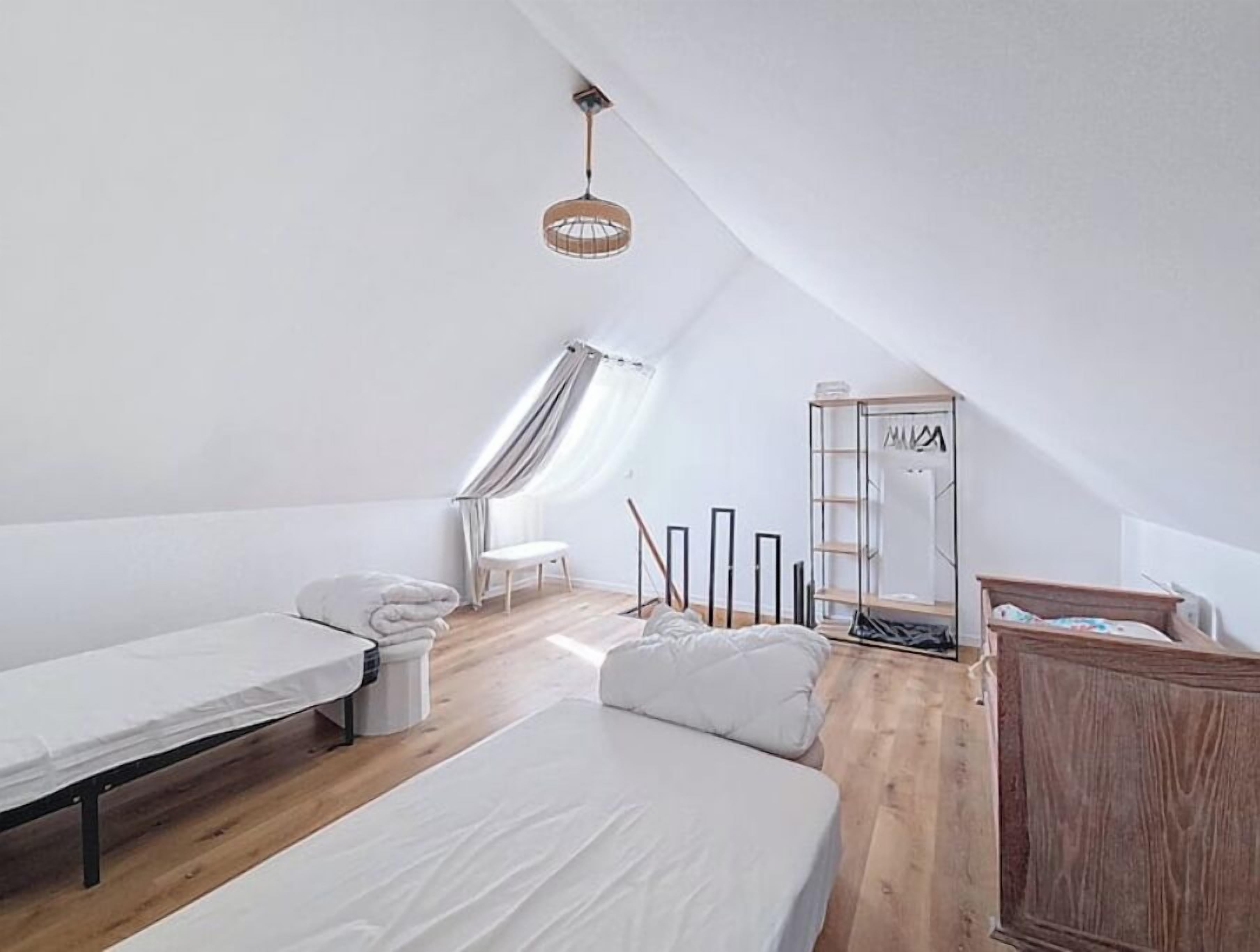 3 habitaciones, tabla de planchar con plancha, internet y ropa de cama 