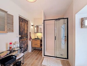 Shower, hair dryer, towels, soap - Le Sensée (Arleux)