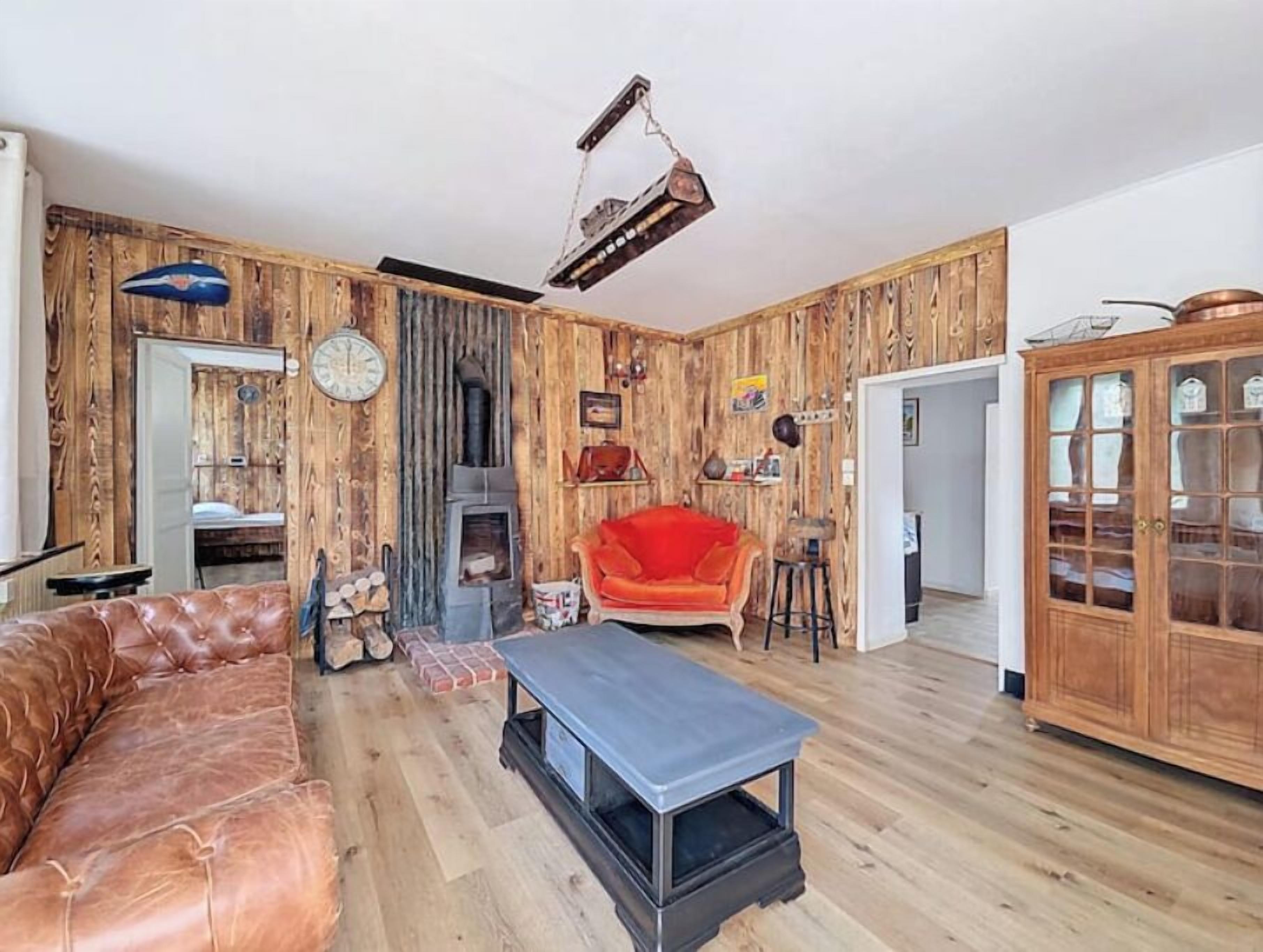 Televisión y chimenea 