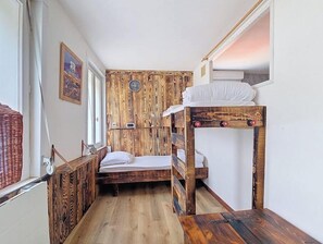 3 chambres, fer et planche à repasser, accès Internet, draps fournis