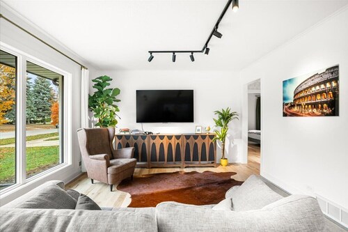 New Home 5 min to OHare Airport. Fiber/WiFi Private Yard Private Driveway Grill.