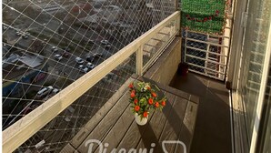 A balcony with a view of a street and a flower pot. - Disegni 17 - Santiago Apartment, Close to Metro and Culture (Santiago)