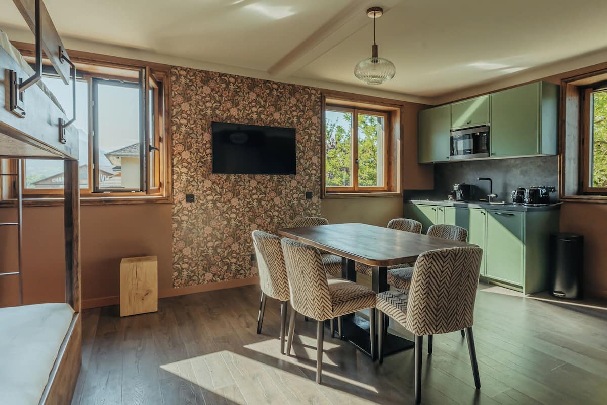 Deluxe appartement | Luxe beddengoed, bedden met traagschuimmatras, een bureau