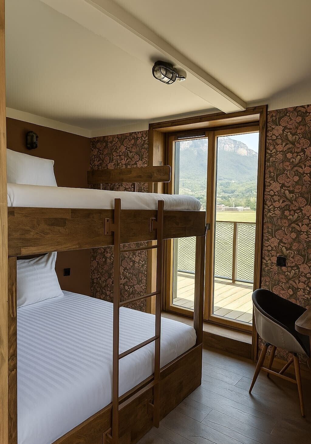 Fyrbäddsrum - balkong - utsikt mot bergen | Sängtillbehör av högsta kvalitet, memory foam-madrasser och skrivbord