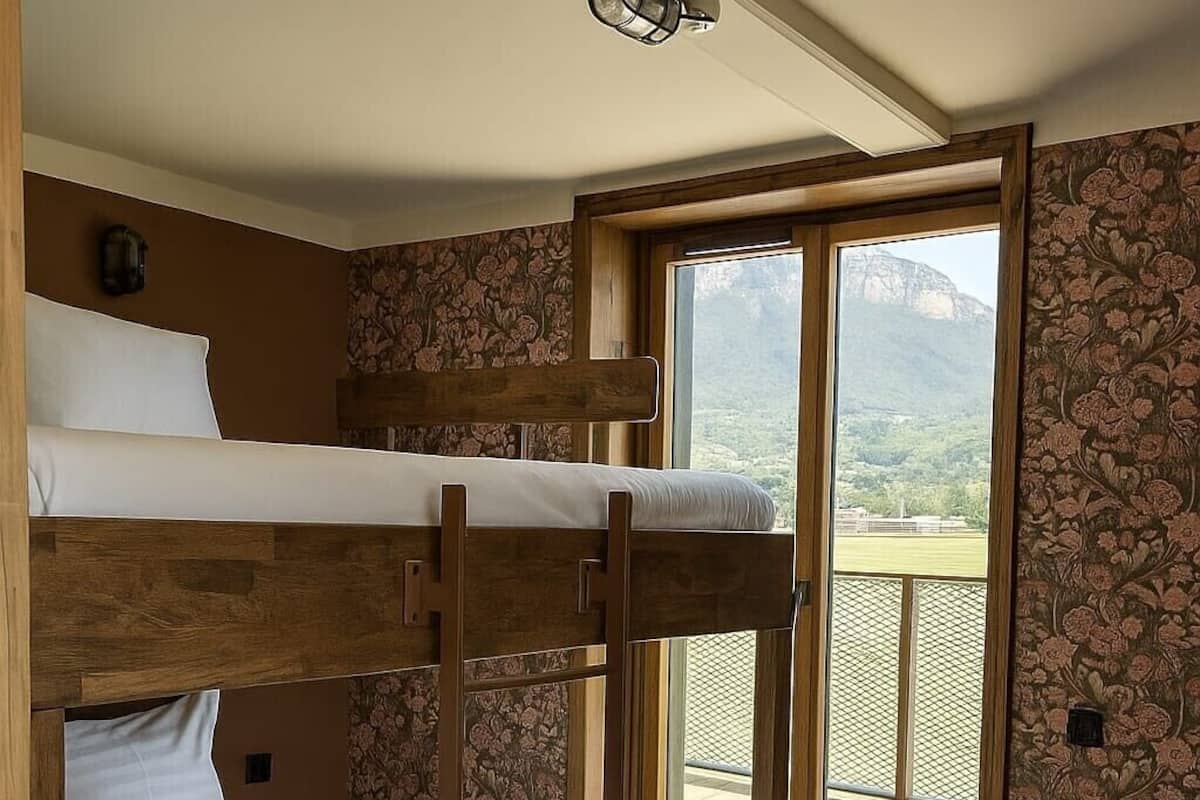 Vierpersoonskamer, balkon, uitzicht op bergen | Luxe beddengoed, bedden met traagschuimmatras, een bureau