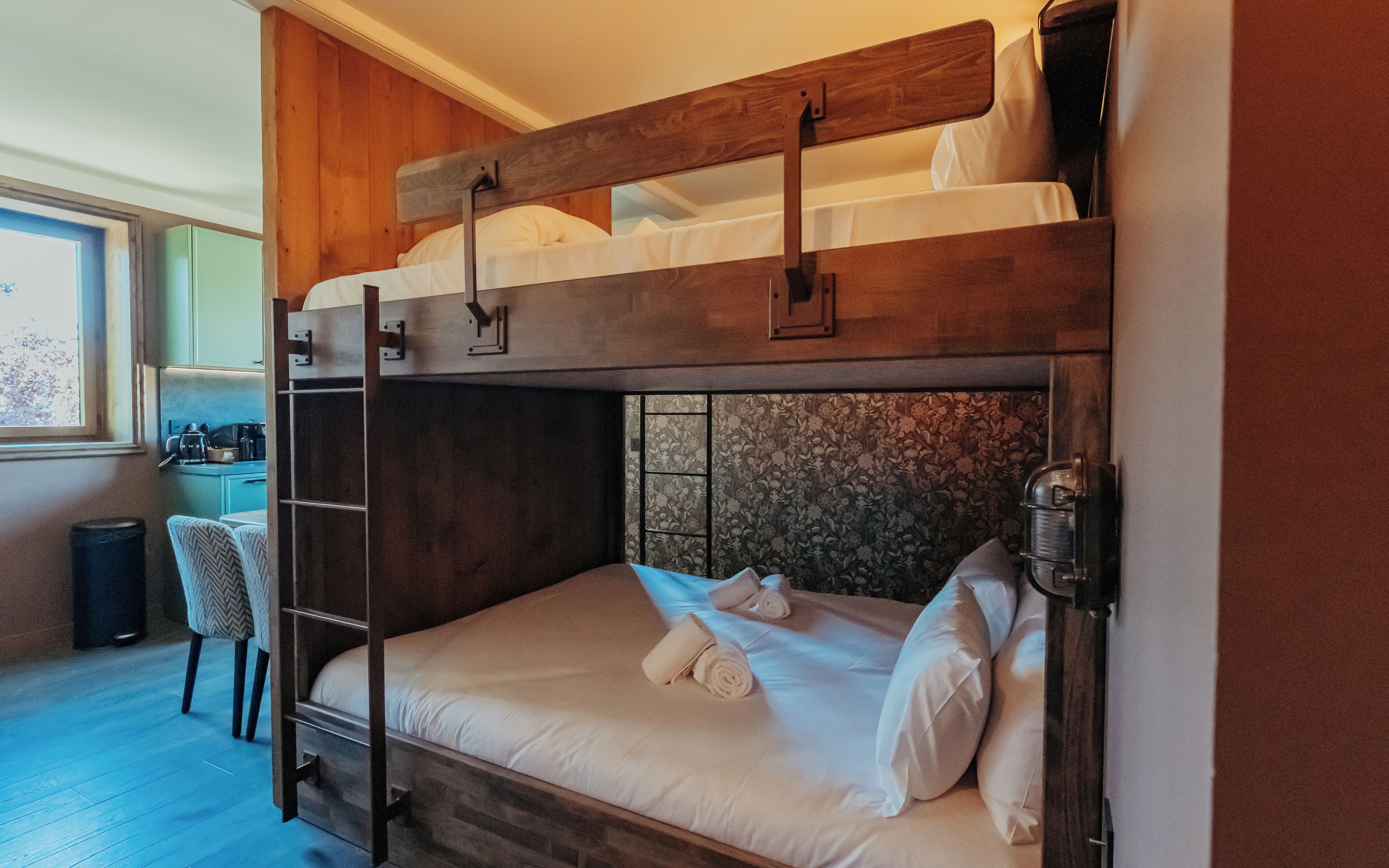 Deluxe fyrbäddsrum | Sängtillbehör av högsta kvalitet, memory foam-madrasser och skrivbord