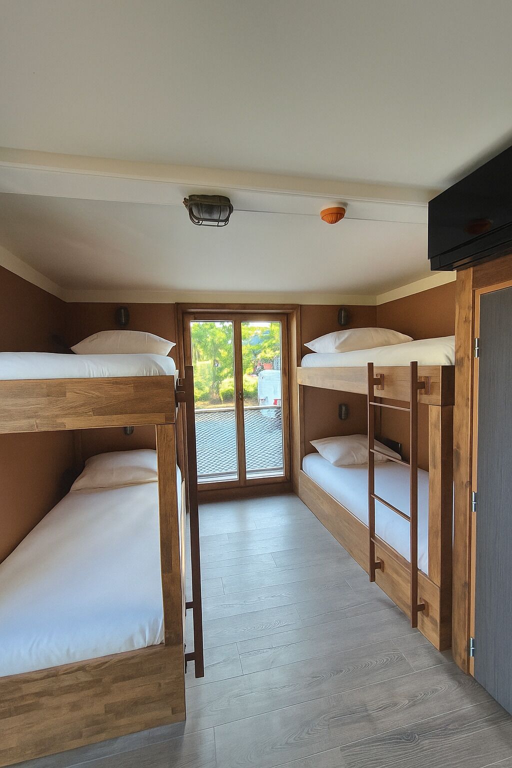 Fyrbäddsrum - flera sängar | Sängtillbehör av högsta kvalitet, memory foam-madrasser och skrivbord