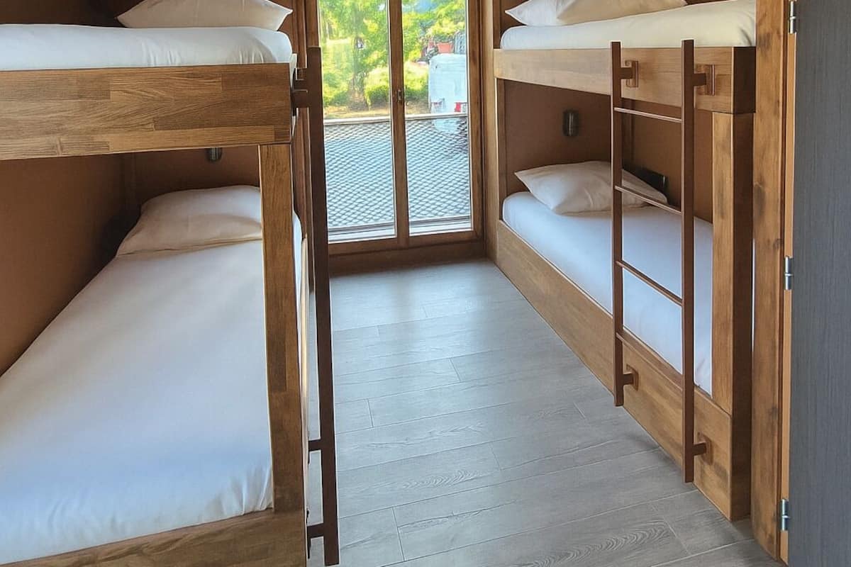 Vierpersoonskamer, meerdere bedden | Luxe beddengoed, bedden met traagschuimmatras, een bureau