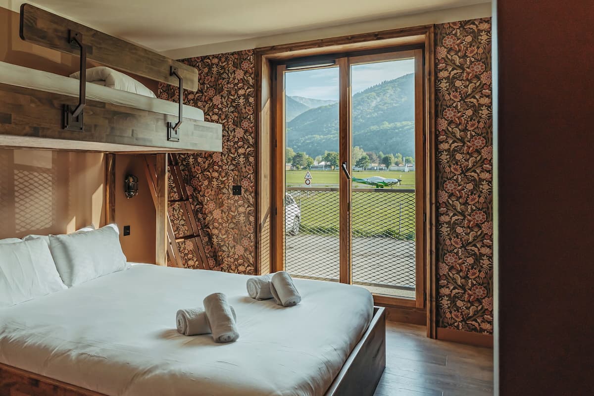 Driepersoonskamer, uitzicht op bergen | Luxe beddengoed, bedden met traagschuimmatras, een bureau