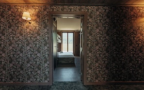 Luxe beddengoed, bedden met traagschuimmatras, een bureau