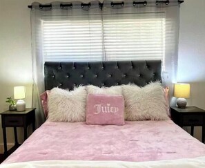 3 chambres, fer et planche à repasser, lit de bébé portatif