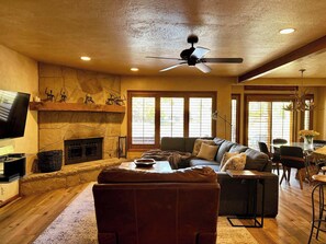 Een televisie en een open haard