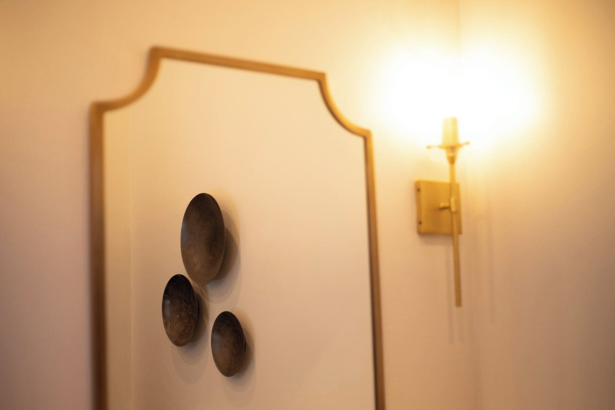 Una puerta con un diseño singular e iluminación empotrada en la pared.