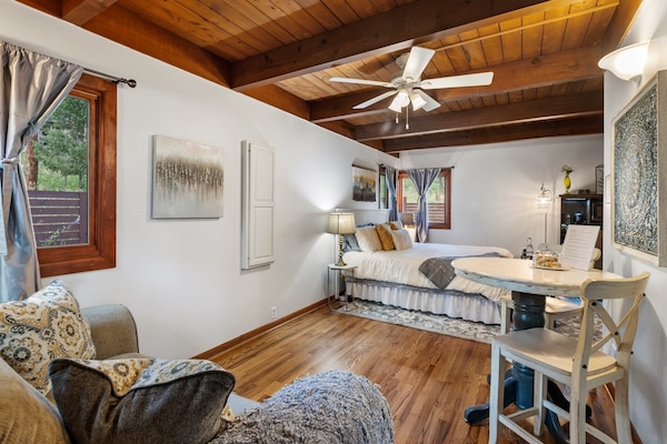 1 dormitori, planxa i posts de planxar i un bressol de viatge