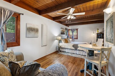 Charming Private Mountain Haven  with Hot Tub! Eco-Friendly!