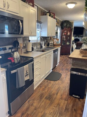 Fridge, microwave, oven, stovetop - Beautiful 4 Bedroom Mountain Getaway!!! Amazing Mountain Views !!! (Mouth of Wilson)