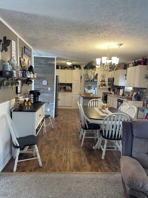 Dining - Beautiful 4 Bedroom Mountain Getaway!!! Amazing Mountain Views !!! (Mouth of Wilson)