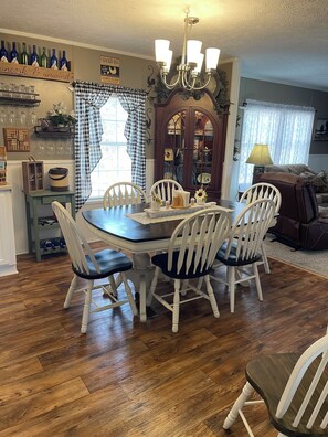 Dining - Beautiful 4 Bedroom Mountain Getaway!!! Amazing Mountain Views !!! (Mouth of Wilson)