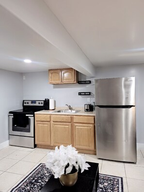 ثلاجة، ميكروويف، فرن، موقد طهي مسطح