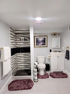 Een douche, een haardroger, handdoeken, zeep