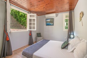 4 bedrooms, iron/ironing board, travel crib, free WiFi - Villa panoramic sea view & private pool (Le Robert)