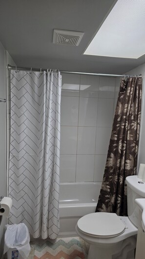 Serviettes fournies, savon, papier de toilette