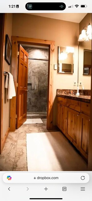 Dusj, hårføner, håndklær og såpe