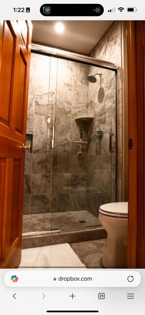 Dusj, hårføner, håndklær og såpe