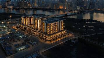 Premier Apartment, 3 Bedrooms, Balcony, City View | Peralatan tempat tidur hipoalergenik, bar mini