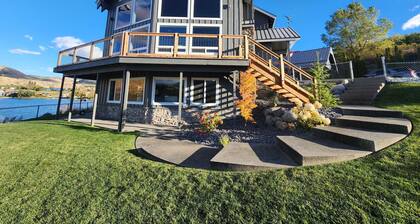 Roses Lakeside Loft - Lakefront w/ dock