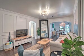 TV, books - Florida Home; Extended Stays & Dogs Welcome! (St. Petersburg)