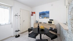 Dining - Holiday Home 'Miki' with Private Terrace, Wi-Fi and Air Conditioning (Sarnico)