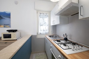 Coffee/tea maker, fridge, microwave, oven