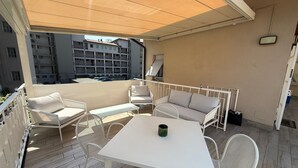An outdoor patio with a white table, chairs, and a sofa. - Holiday Home 'Miki' with Private Terrace, Wi-Fi and Air Conditioning (Sarnico)
