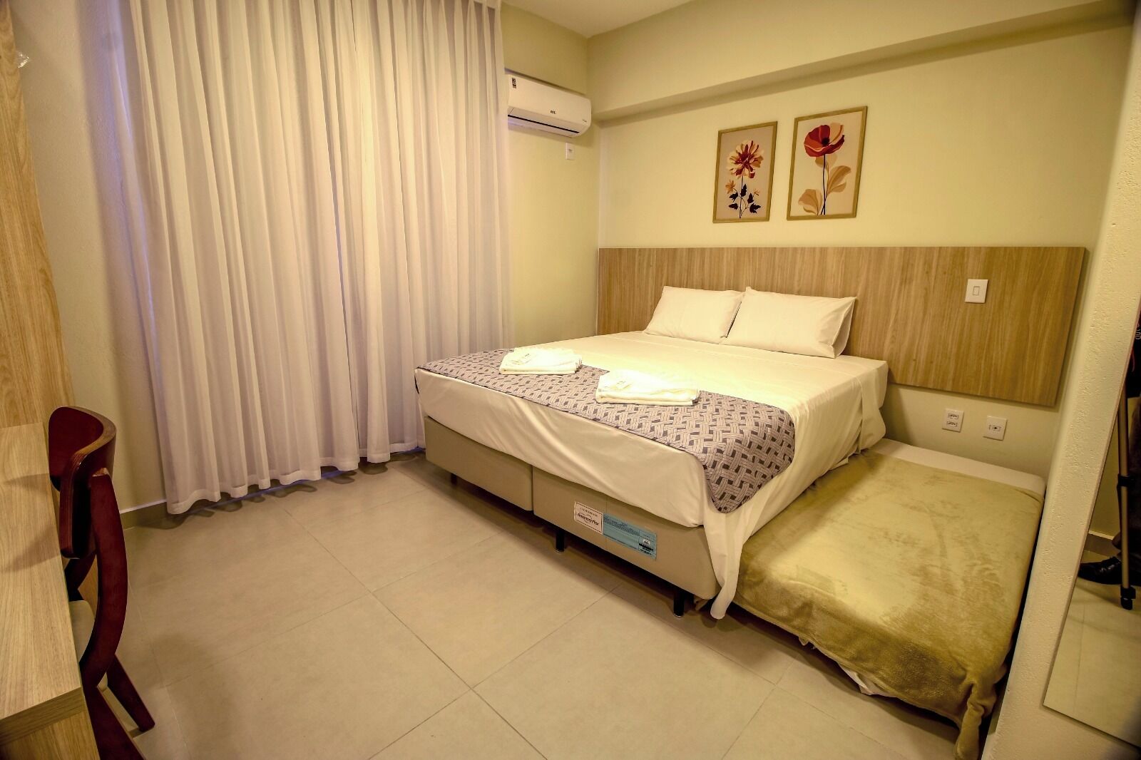 Espacio para trabajar con laptop y wifi gratis 