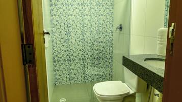 Quarto | Banheiro | Toalhas de banho, sabonete, shampoo, papel higiênico