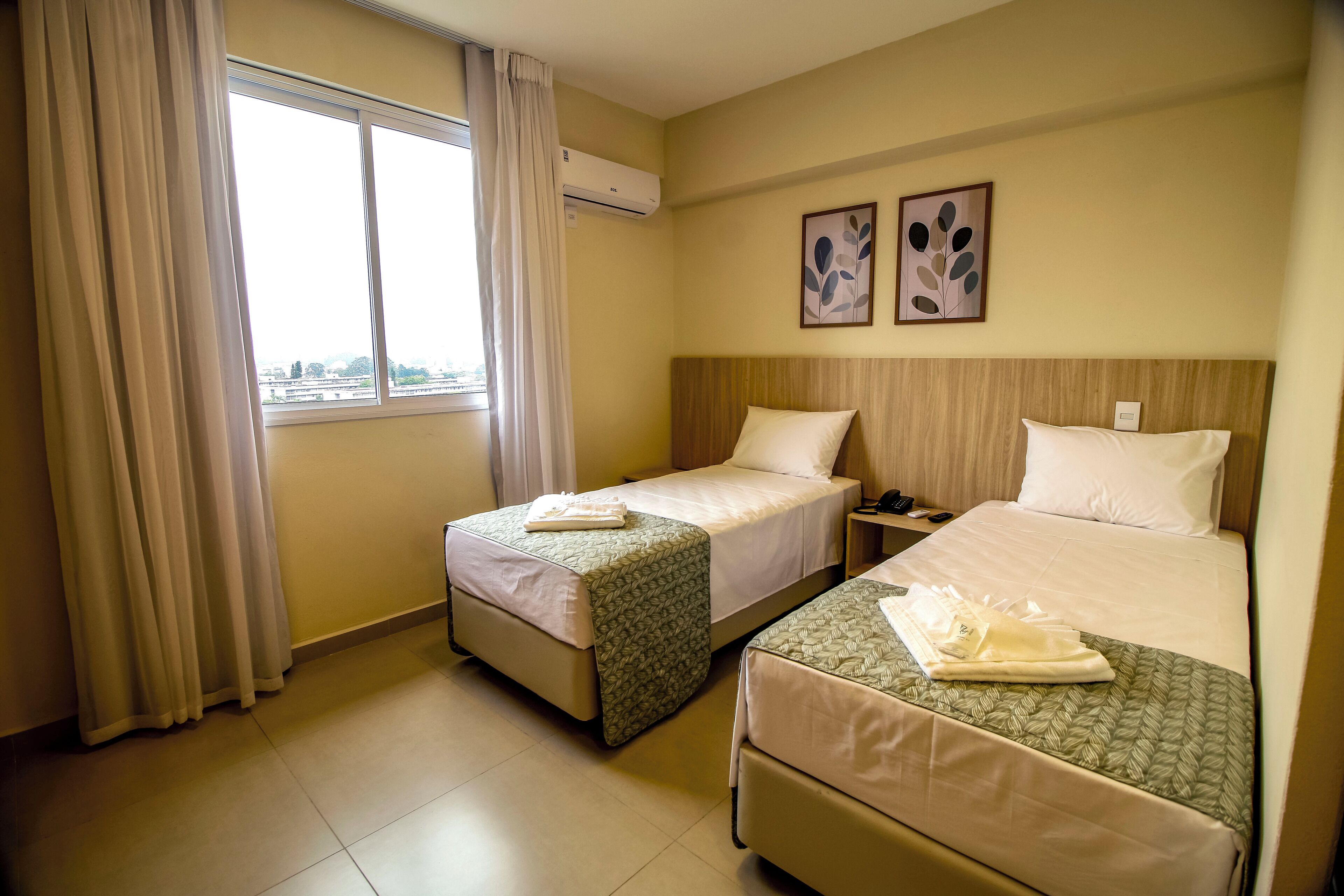 Espacio para trabajar con laptop y wifi gratis 