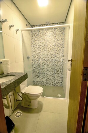 Deluxe Room | Bathroom | Towels, soap, shampoo, toilet paper - MLG HOTEL (Mogi das Cruzes)