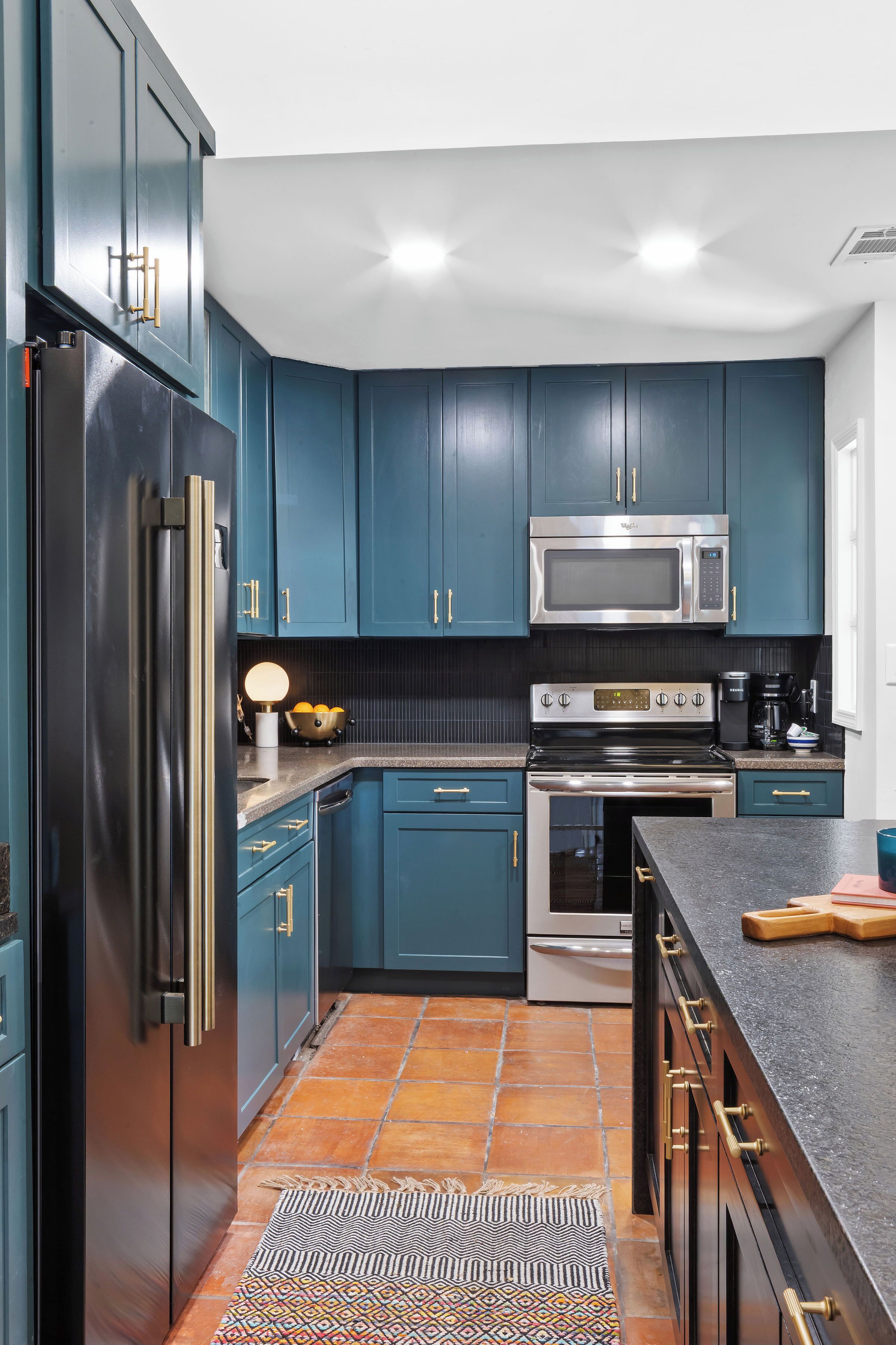 Mikrobølgeovn, ovn, kokeplater og oppvaskmaskin