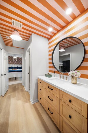 ヘアドライヤー、タオル、石鹸、トイレットペーパー